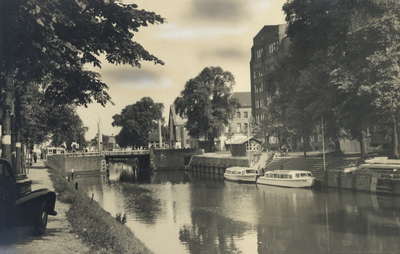 404751 Gezicht op de Catharijnebrug over de Stadsbuitengracht te Utrecht, vanaf de Catharijnesingel, met rechts de Rijnkade.